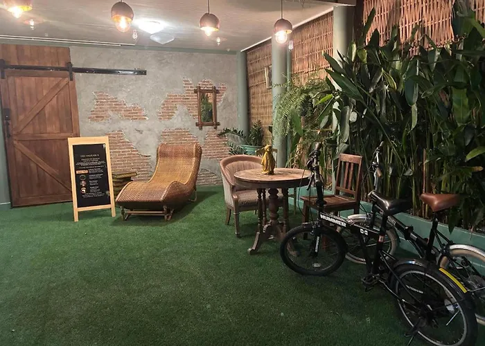The Oasis On 8 Cozy Homestay & Cafe